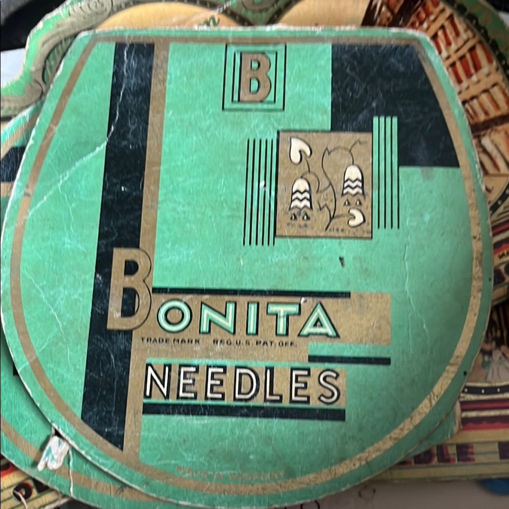 Vintage Floral Tin Box with buttons, thimble, needles - Picture 6 of 7